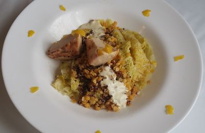 Blanc de poulet en salade, saveur zeste de citron avec chou frisé cuit parsemé de lentilles corail et de quinoa rouge