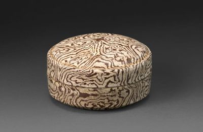 A rare small marbled circular box and cover, Northern Song-Jin dynasty (AD 960-1234)