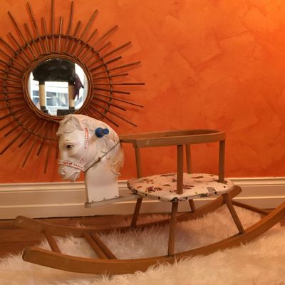 Cheval à bascule de fabrication artisanale avec assise à motifs