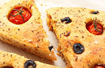 Focaccia aux tomates cerises, olives noir grecque et au basilic