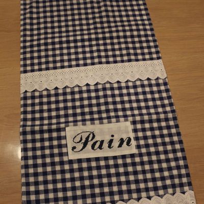 Pour la foire artisanale de cette fin d'année, voici des sacs à pain (je ne vous met qu' un seul exemplaire de chaque ;))