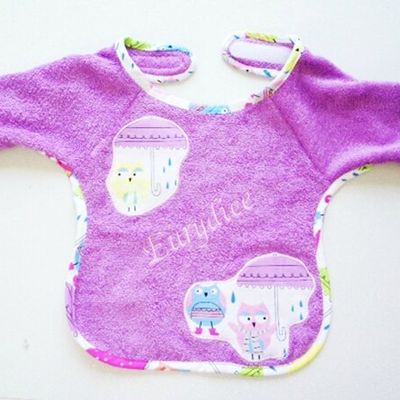 Un beau bavoir à manches