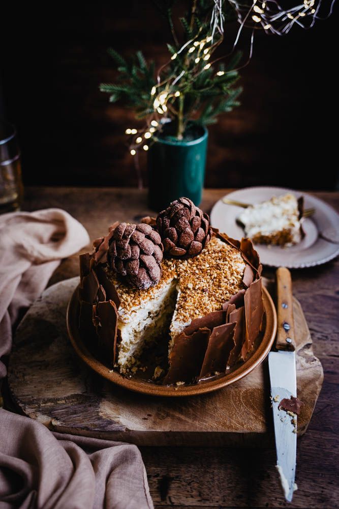gateau de Noel, christmas cake, genoise noisettes, chantilly vanille, repas de noel, dessert de noel, léger, facile, feuille en chocolat, pommes de pin brownies au chocolat