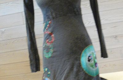 robe desigual T36 ( pas grand 36 ) attention trou : 5euros 