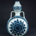 Gourd-shaped flask. Porcelain with underglaze cobalt-blue decoration. Ming dynasty, Yongle period
