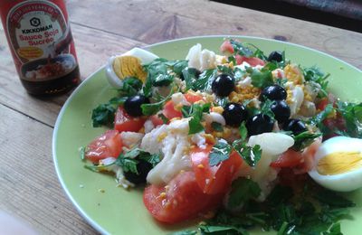 Salade chou-fleur, tomates et la sauce soja sucrée.