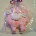 Petit mouton rose tissu carreaux vichy