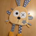 Doudou plat lapin jaune gris blanc