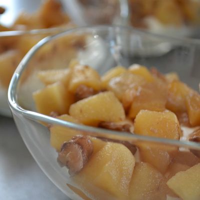 Wok de pommes et noix sur lit de fromage blanc
