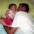 quand Inès dort avec son Papa