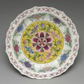 Plate with floral décor. Painted enamel on Yongle white ware, Qing dynasty, Kangxi reign, 1662-1722