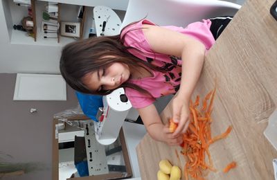 En cuisine chacun met la main à la pâte... épluchage de légumes