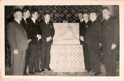 Quid de cette carte photo du Maréchal Pétain devant une réplique du Lion, accompagné de plusieurs personnes (4e partie) ?