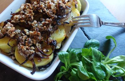 gratin de boudin aux deux pommes, crumble de noix et oignon confit