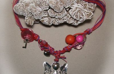 Collier rose orangé breloques fée, coeur et clef