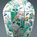 Vase de forme balustre à panse octogonale, en porcelaine et émaux de la famille verte. Chine, époque Kangxi (1662-1722)