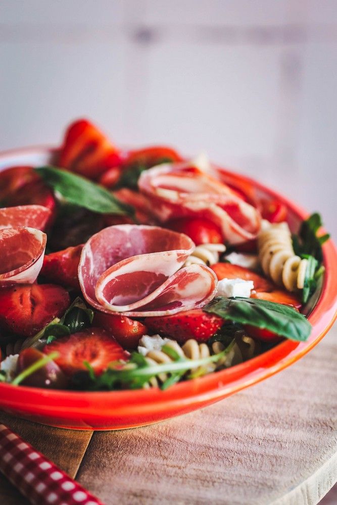 salade fraicheur, salade d'été, tomates cerises, fraises marinées, balsamique, féta, basilic, recette estivale, salade de pâtes