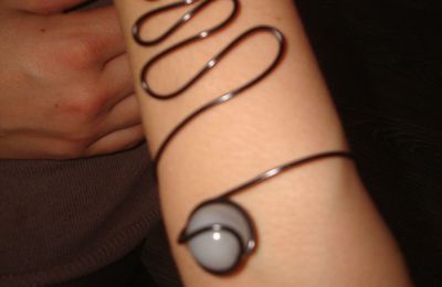 Les bracelets en fils d'aluminium