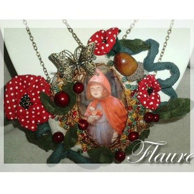 collier en lin brodé "Le petit chaperon rouge"