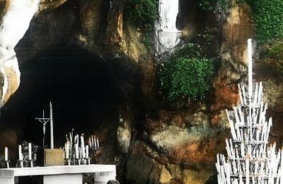 Le Mois de Marie à la Grotte de Lourdes