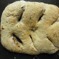 Fougasse aux tomates confites et aux olives noires