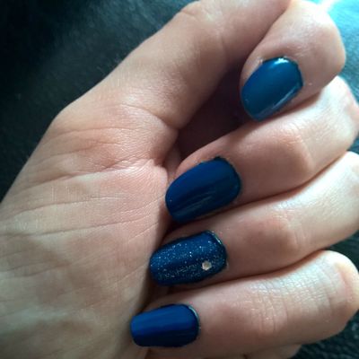 nail art bleu et brillant