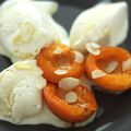 GLACE À L'ITALIENNE À LA VANILLE FAITE MAISON ET ABRICOTS ROTIS AU MIEL