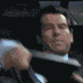 Pierce Brosnan dirige sa 'Bond car' avec Mario Kart