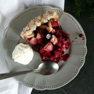 Pie aux poires et fruits rouges