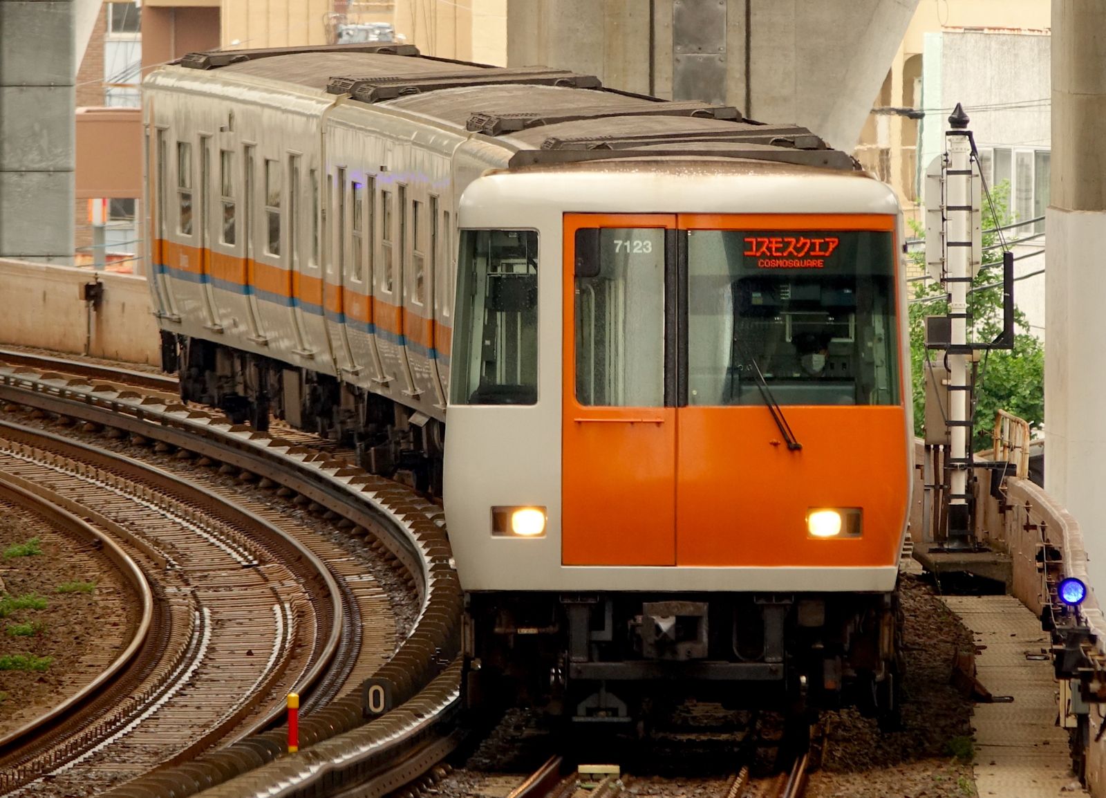 近鉄7000系 from Keihanna line, on the Ôsaka Metro Chûô line, Bentencho station