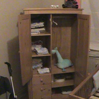 L'armoire, le lit et la poussette