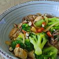 Wok de poulet aigre doux aux brocolis et amandes