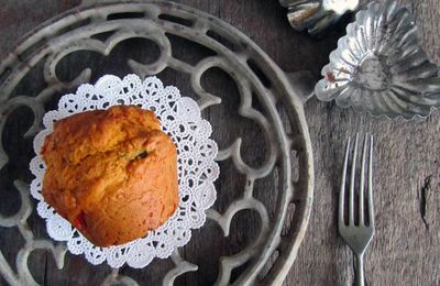 Muffins à la tomate, au basilic et aux fanes de carottes