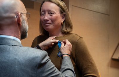 FRÉDÉRIC FOUGERAT REMET LES INSIGNES DE CHEVALIER DE L'ORDRE NATIONAL DU MÉRITE À SOPHIE DELANNOY