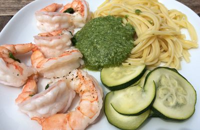 Linguine au pesto, courgettes et gambas vapeur