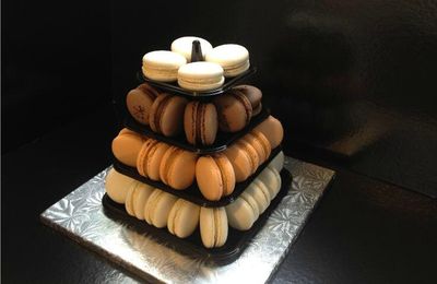 Pyramide de macarons : vanille, calisson, chocolat