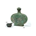 Gourde à col gousse d'ail et petite verseuse orné d'une anse en forme de masque de taotie. Chine époque Han