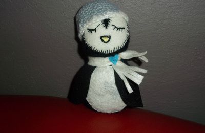 un pingouin de tricot et de feutrine