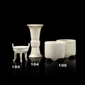Brûle-parfum tripode, Vase de forme gu & Paire de brûle-parfums tripode en porcelaine Blanc de Chine, Chine, dynastie Qing