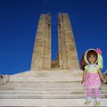 Maya visite le monument canadien