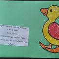 UN PETIT CANARD AU BORD DE L'EAU