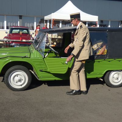 Réplique de la Mehari du Maréchal des Logis Chef Cruchot, et son conducteur