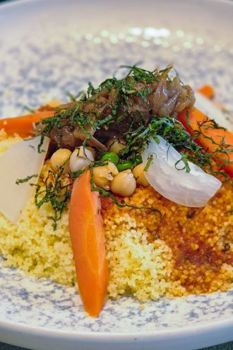 La carte propose une dizaine de plats ‘à la carte’ ainsi que deux menus: menu Découverte en trois services (90€) et le menu Dégustation en 5 services (€130). A noter également un menu gastronome à 28€ pour les enfants qui sont les plus que bienvenus à l'Hostellerie.