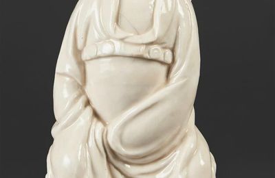 Statuette de Guandi en blanc de Chine assis sur un trône, Période Kangxi (1662-1722)