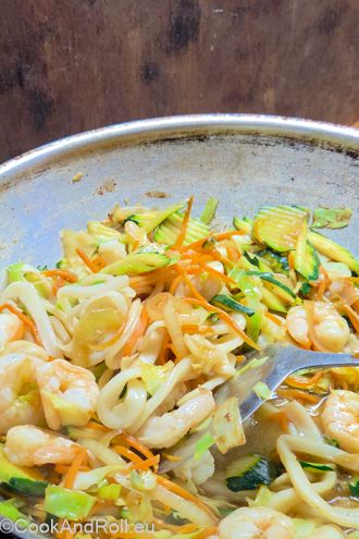 Wok de crustacés, légumes et nouilles soba