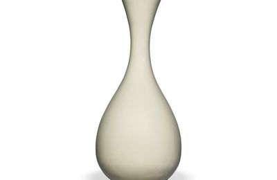 A very rare Yaozhou moon-white glazed vase, Jin dynasty (1115-1234)