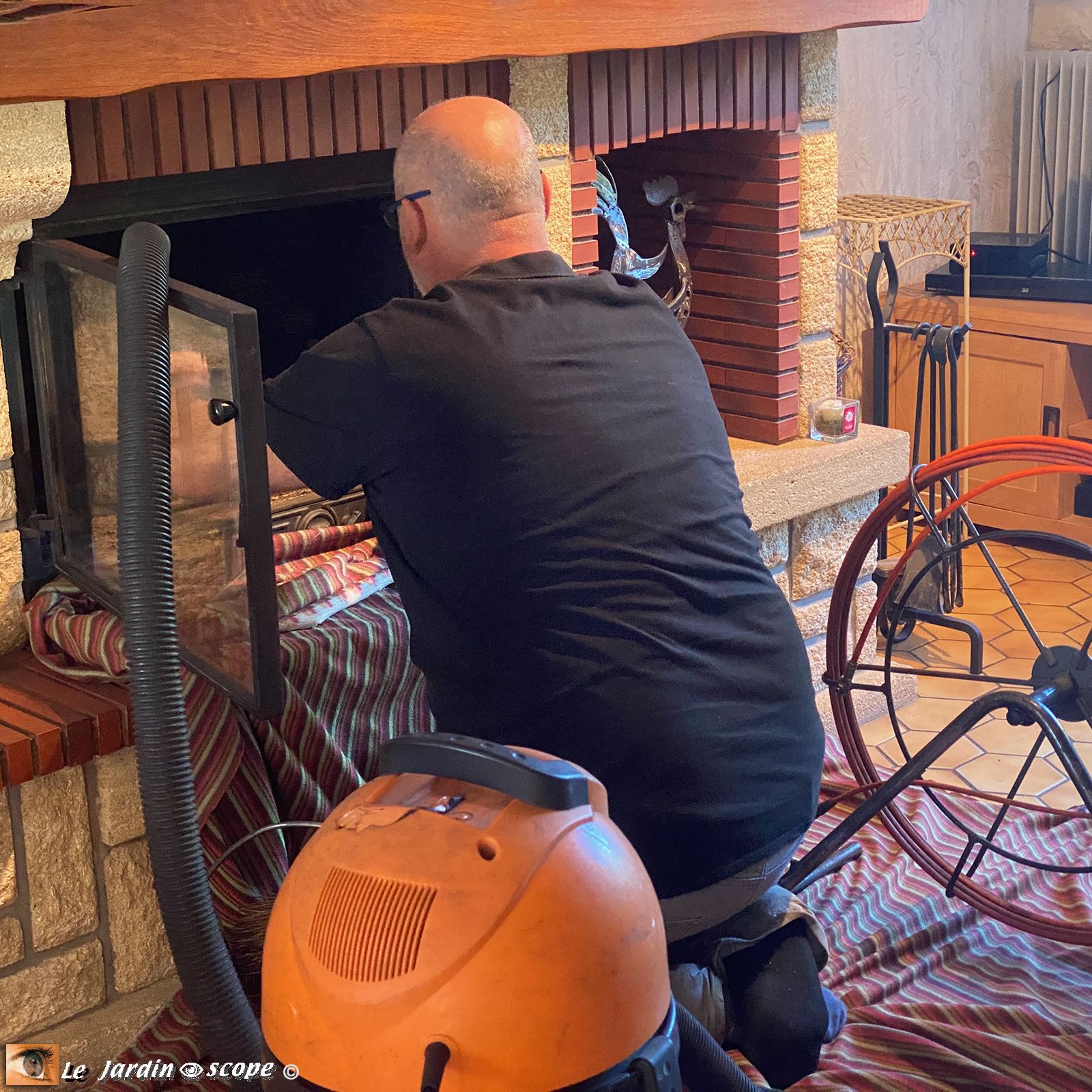 Ramonage par le bas du conduit de cheminée