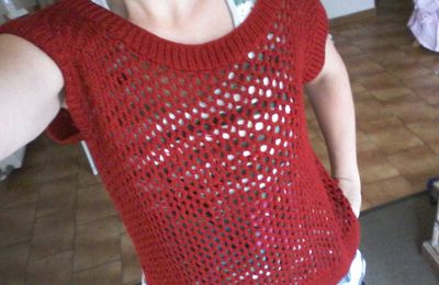 Le pull cerise dentelle