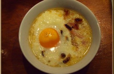 Oeuf cocotte sur sa poêlée de lardons et oignons