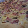 Tarte montagnarde (gorgonzola, jambon, oignon et champignon)